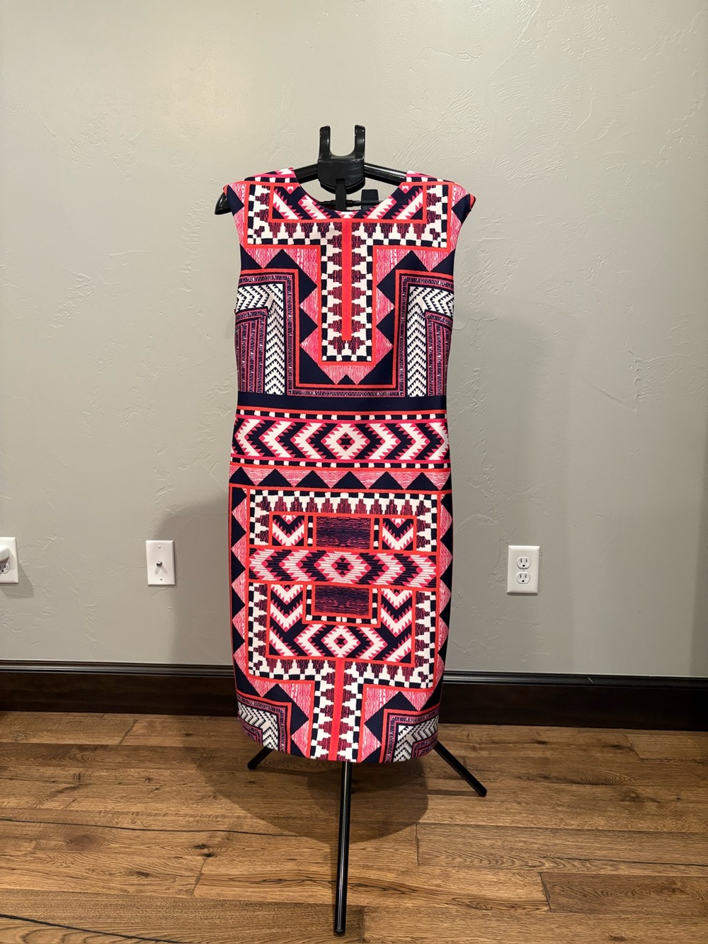 Vince Camuto Sleeveless Geometric Midi Dress in Pink & Navy